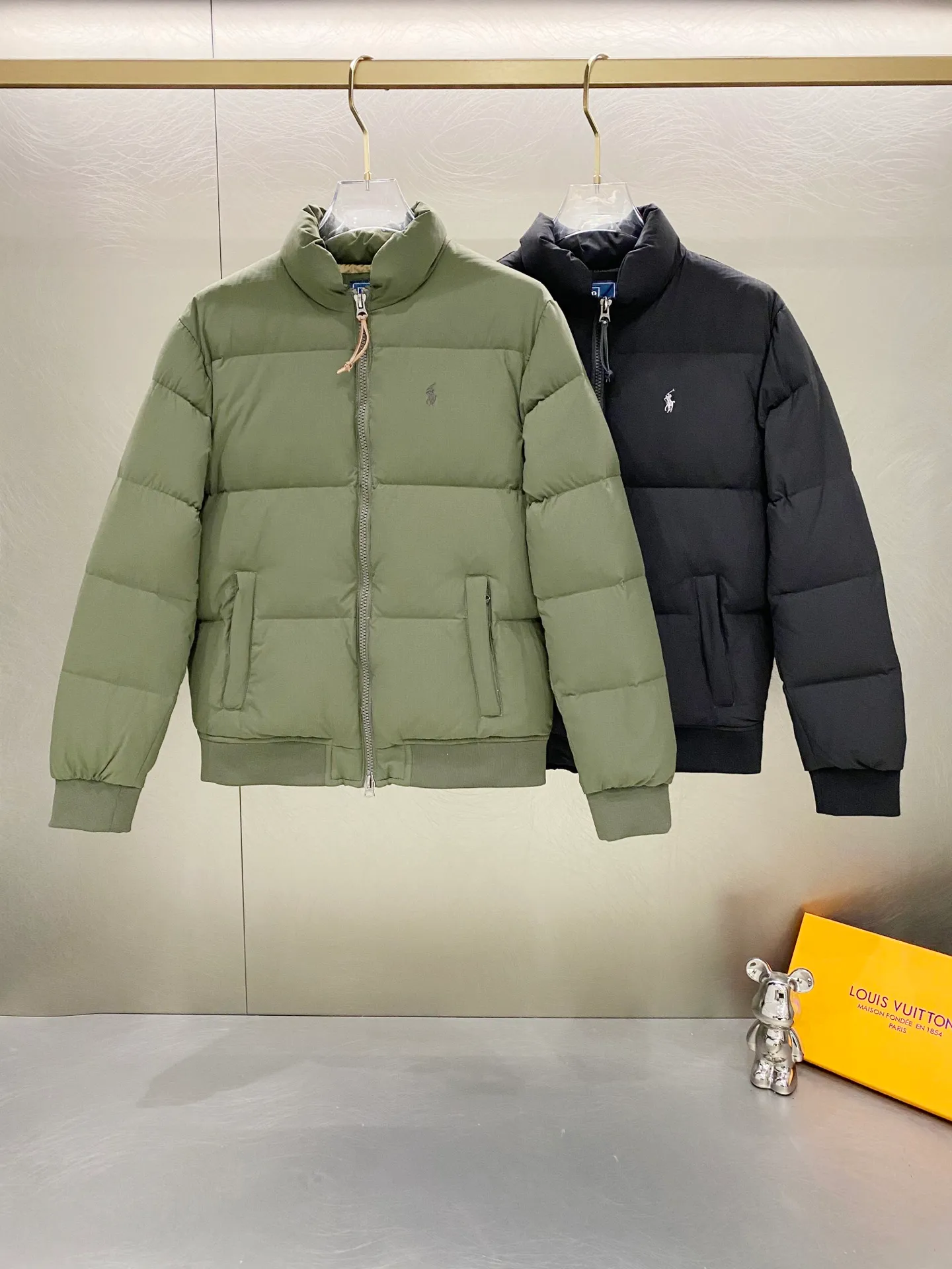 P800 Ralph Lauren/Ralph Lauren Men's and Women's Embroidered Pony Pattern Down Jacket Couple's Zippered Long Sleeve Stand Collar Solid Color Thick Warm Jacket New National Standard 90 White Duck Down Filling + Double Layer Gallbladder Average 300g+ Filling Volume Warmth while Lighter and Less Heavy Effective Temperature Locking and No Velvet YKK Double-Head Zipper Design Adjustable for Cold or Hot Behringer Embroidery Machine Customized Ten Thousand Needle Pony Embroidery The body and lining are made of polyester fabrics Exquisite window pane pattern texture Color: Black Army Green Size: S M L XL